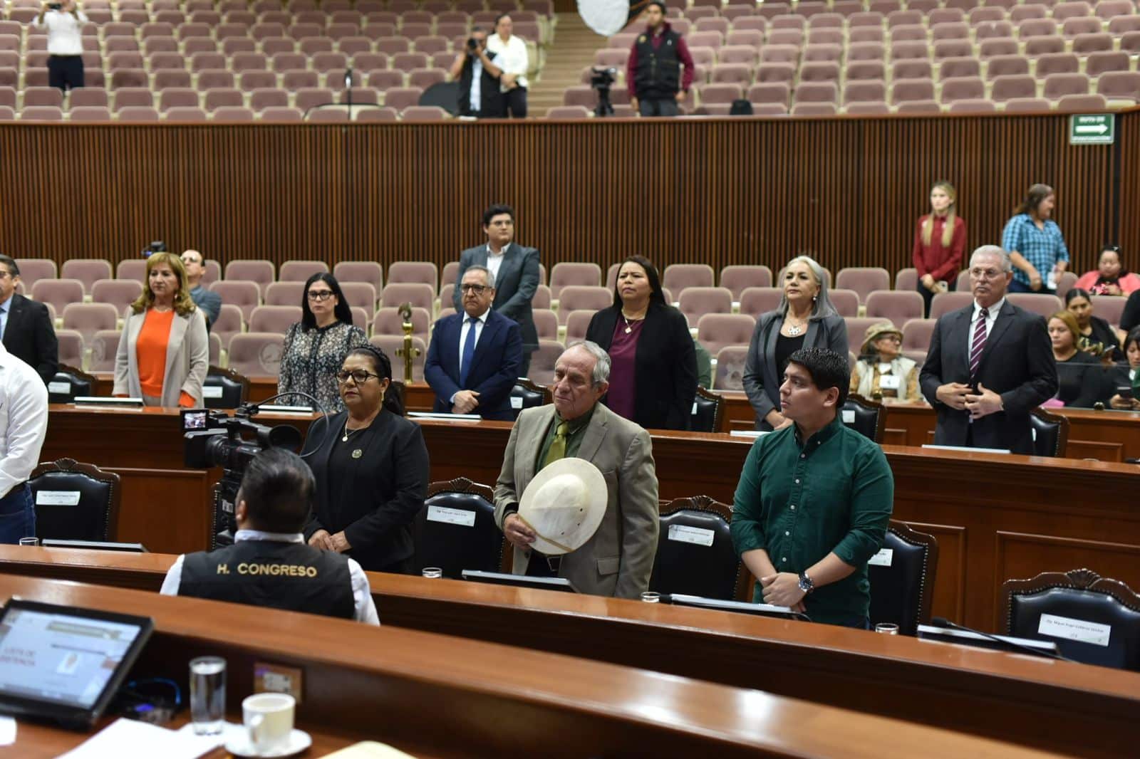 Congreso guarda minuto silencio memoria de victimas violencia