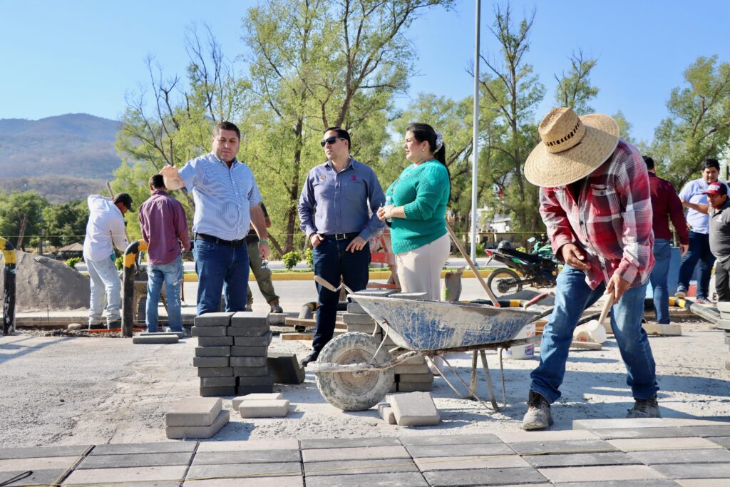 El alcalde de Badiraguato supervisó los trabajos de construcción del puente Bimodal