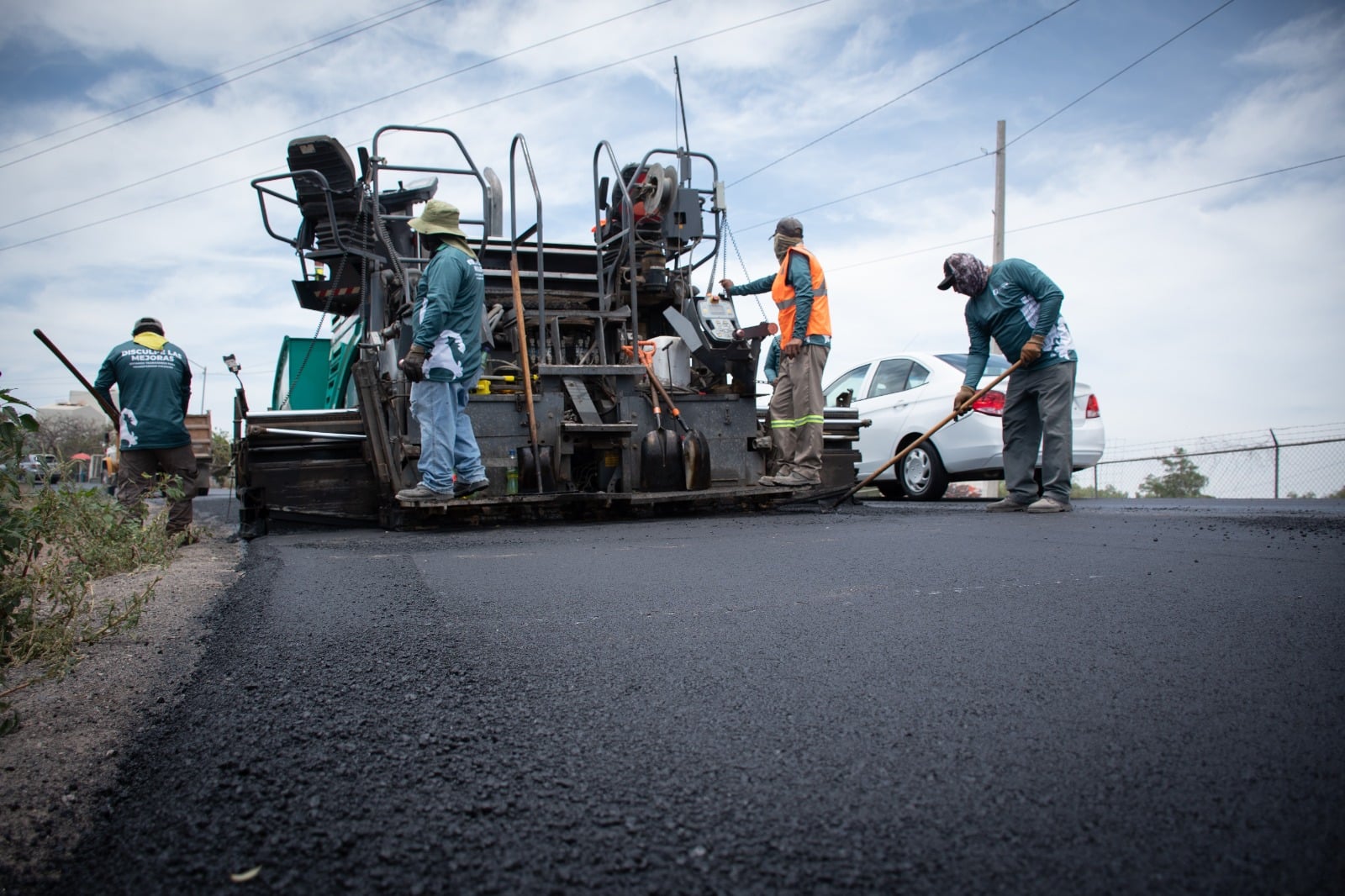 Trabajadores de obras públicas rehabilitando vía en Culiacán