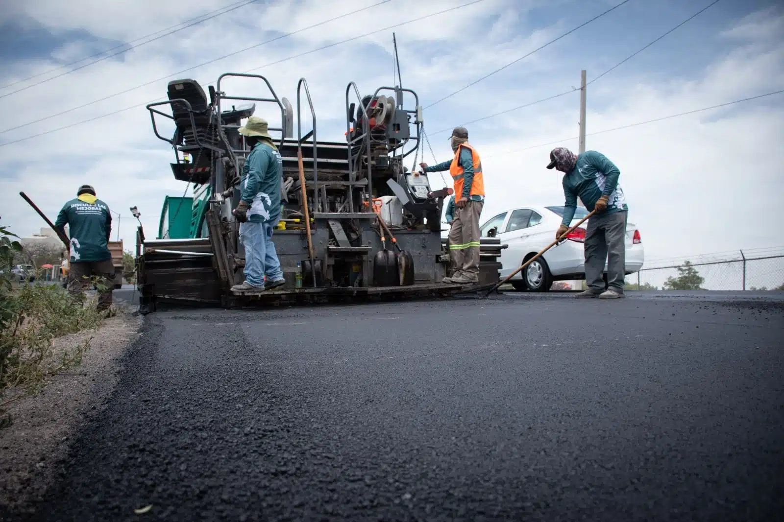 Trabajadores de obras públicas rehabilitando vía en Culiacán