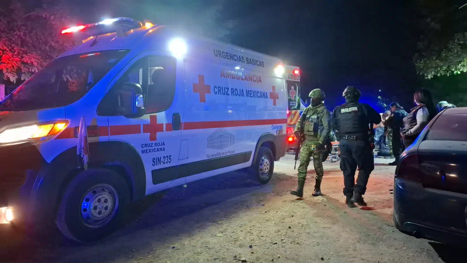 Una ambulancia de la Cruz Roja Mexicana llega al lugar para atender al joven atacado a balazos