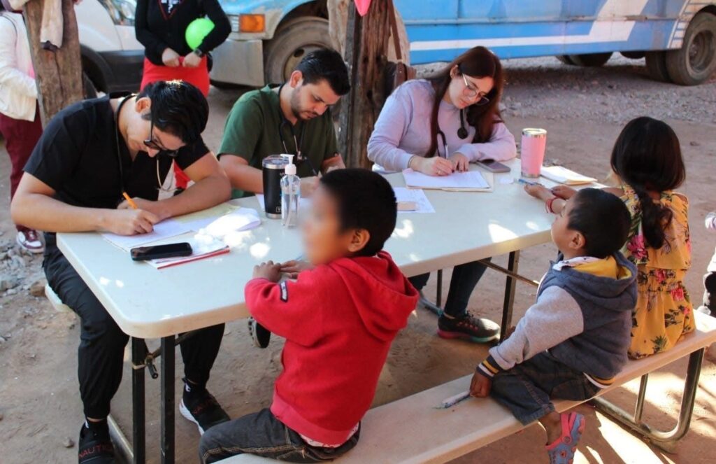 Niños de jornaleros agrícolas durante un registro.