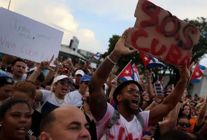 Cuba se promete liberar a 553 presos tras mediación del Vaticano