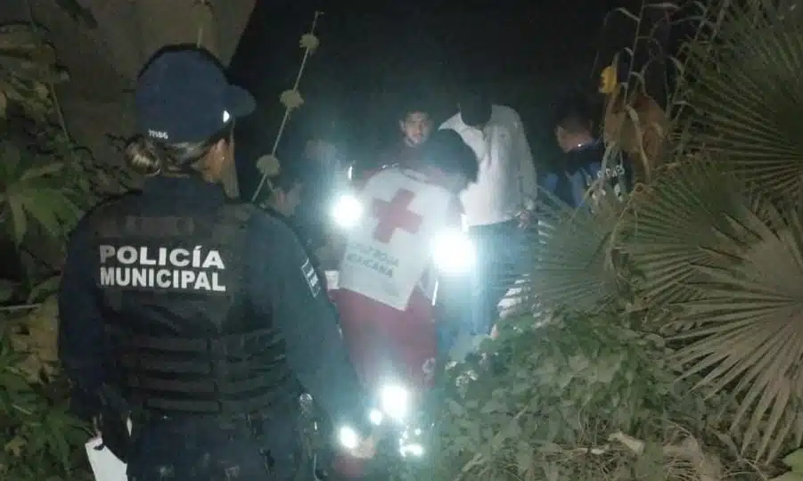 Personal de la Cruz Roja brindan primeros auxilios al hombre que cayó del puente del río Sinaloa 