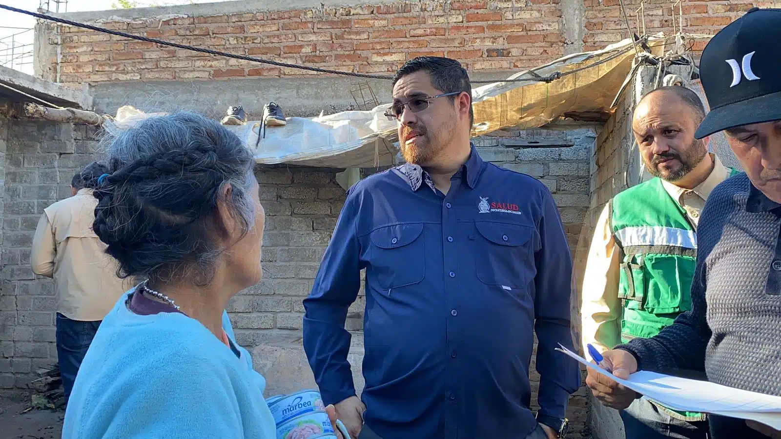 Cuitláhuac González, secretario de Salud en Sinaloa, visitando las cuarterías de Ruiz Cortines, en Guasave.