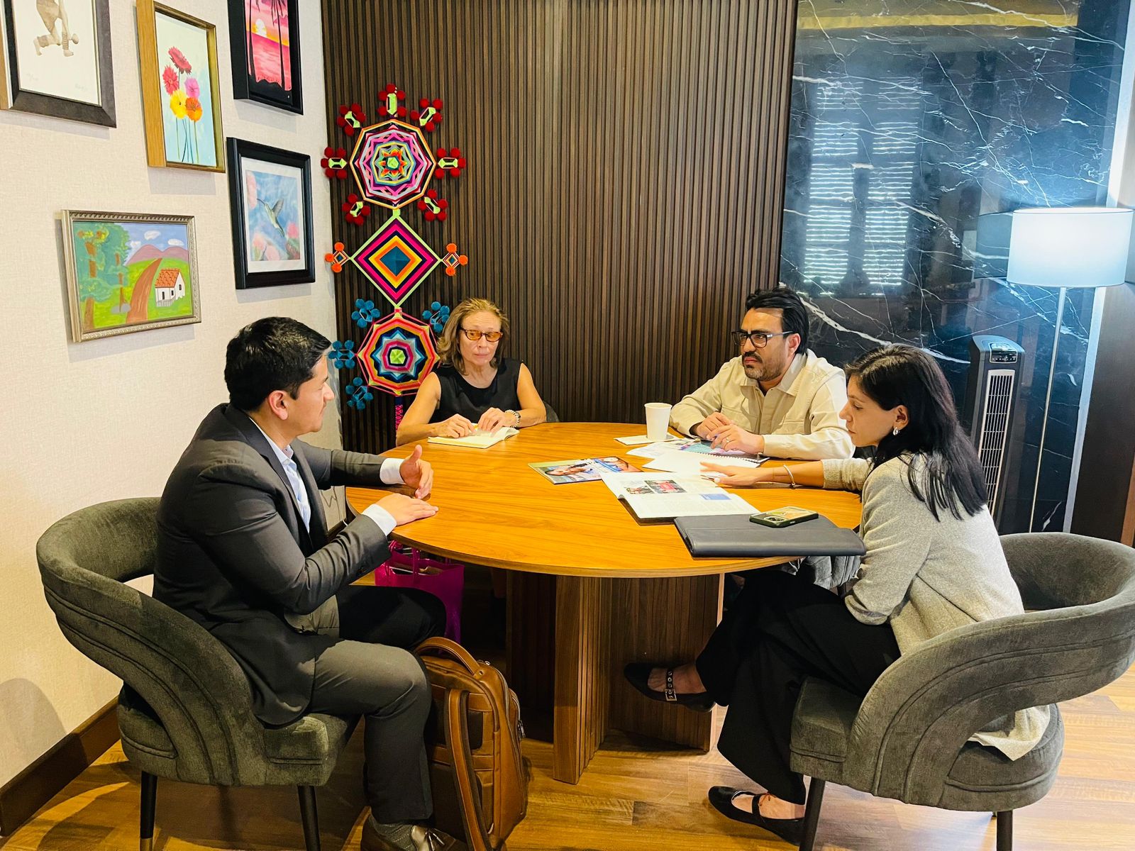 Juan de Dios Gámez Mendívil junto con Adrián Hernández, Leticia Clouthier y Carmina Arely Medina en conversación para la integración de Culiacán a la Red Mundial de Ciudades del Aprendizaje de la Unesco
