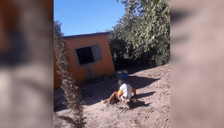 Armando en el suelo de su patio