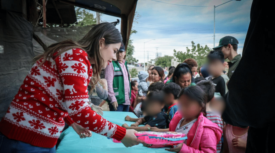 La presidenta del DIF Municipal, Irma Nidya Gasca Aldama, regaló juguetes y demás sorpresas a los niños de Aguaruto y Rincón del Parque