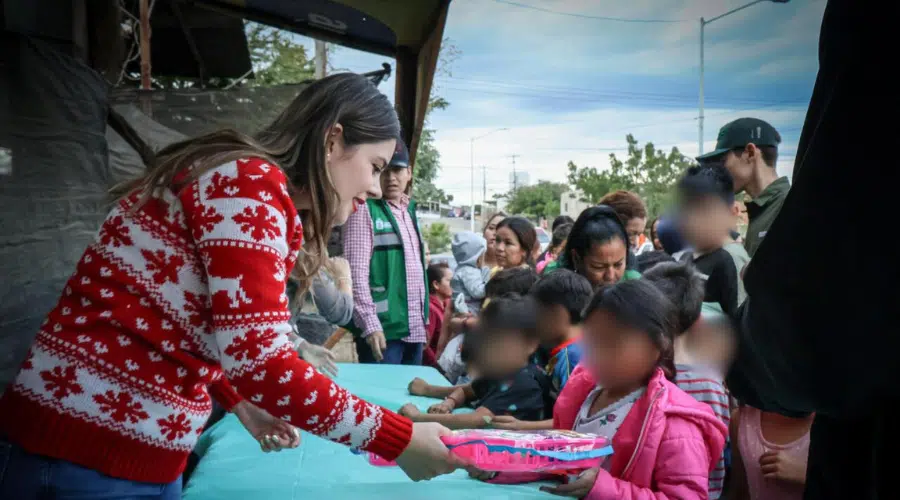 La presidenta del DIF Municipal, Irma Nidya Gasca Aldama, regaló juguetes y demás sorpresas a los niños de Aguaruto y Rincón del Parque