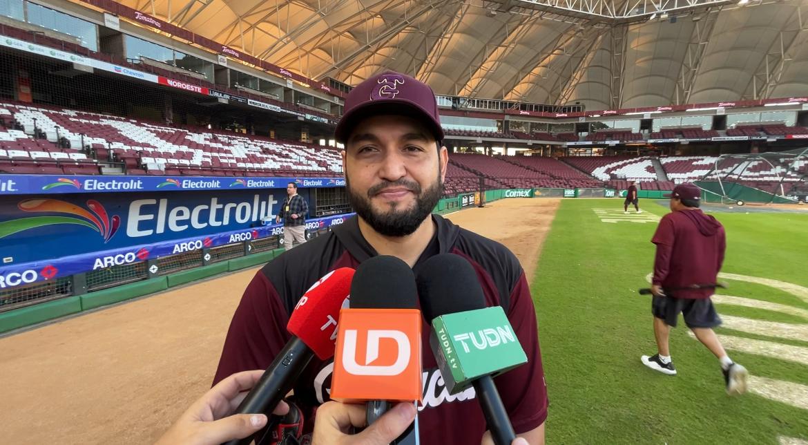 David Reyes a su llegada a Tomateros de Culiacán