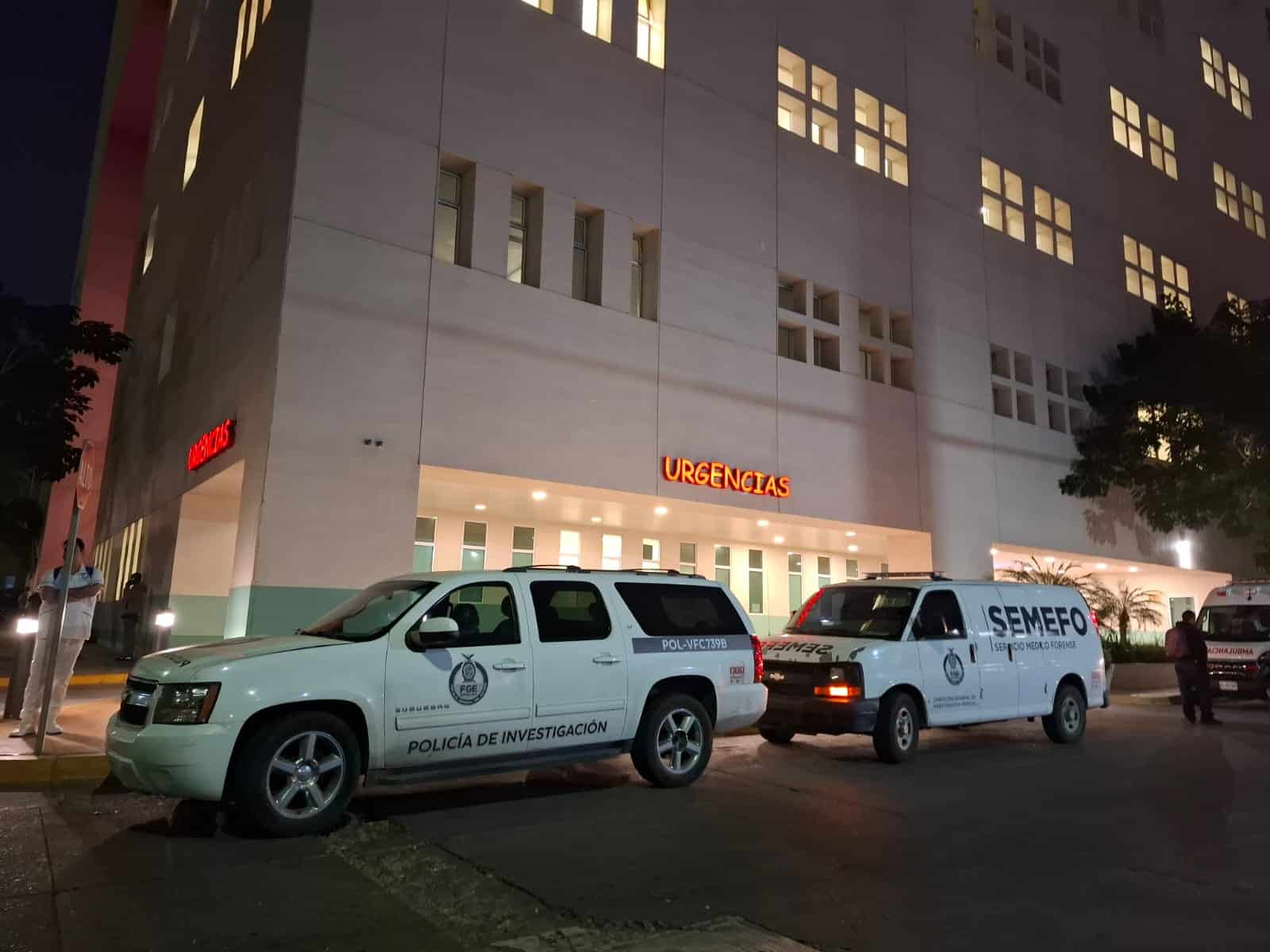 Policía de Investigación de la FGE y Semefo a las afueras del Hospital Pediátrico de Sinaloa.