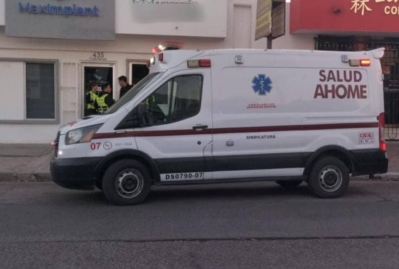 Ambulancia de Summa afuera del consultorio dental.