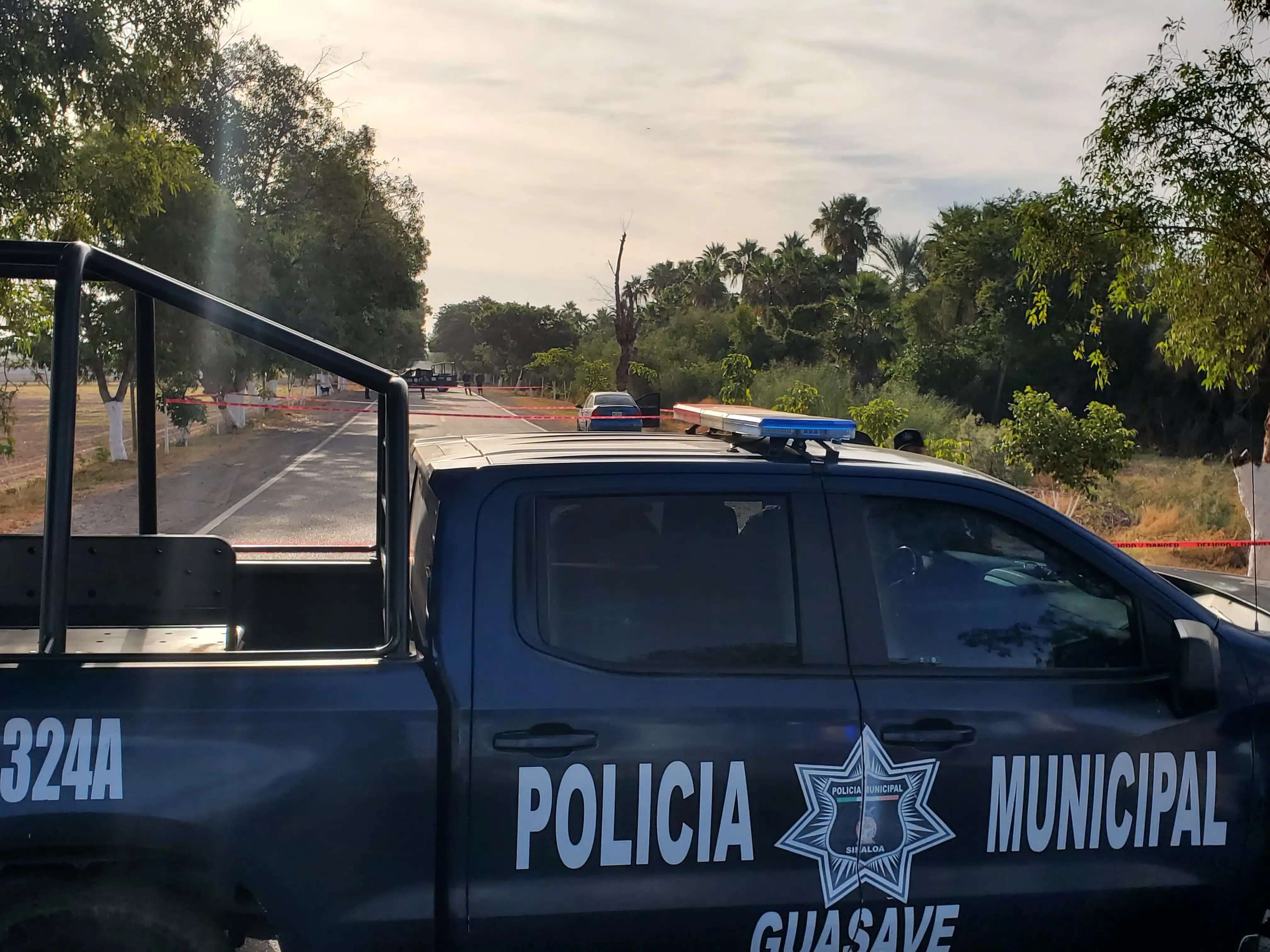 Policía Municipal resguardando la zona acordonada en donde ocurrió el accidente.