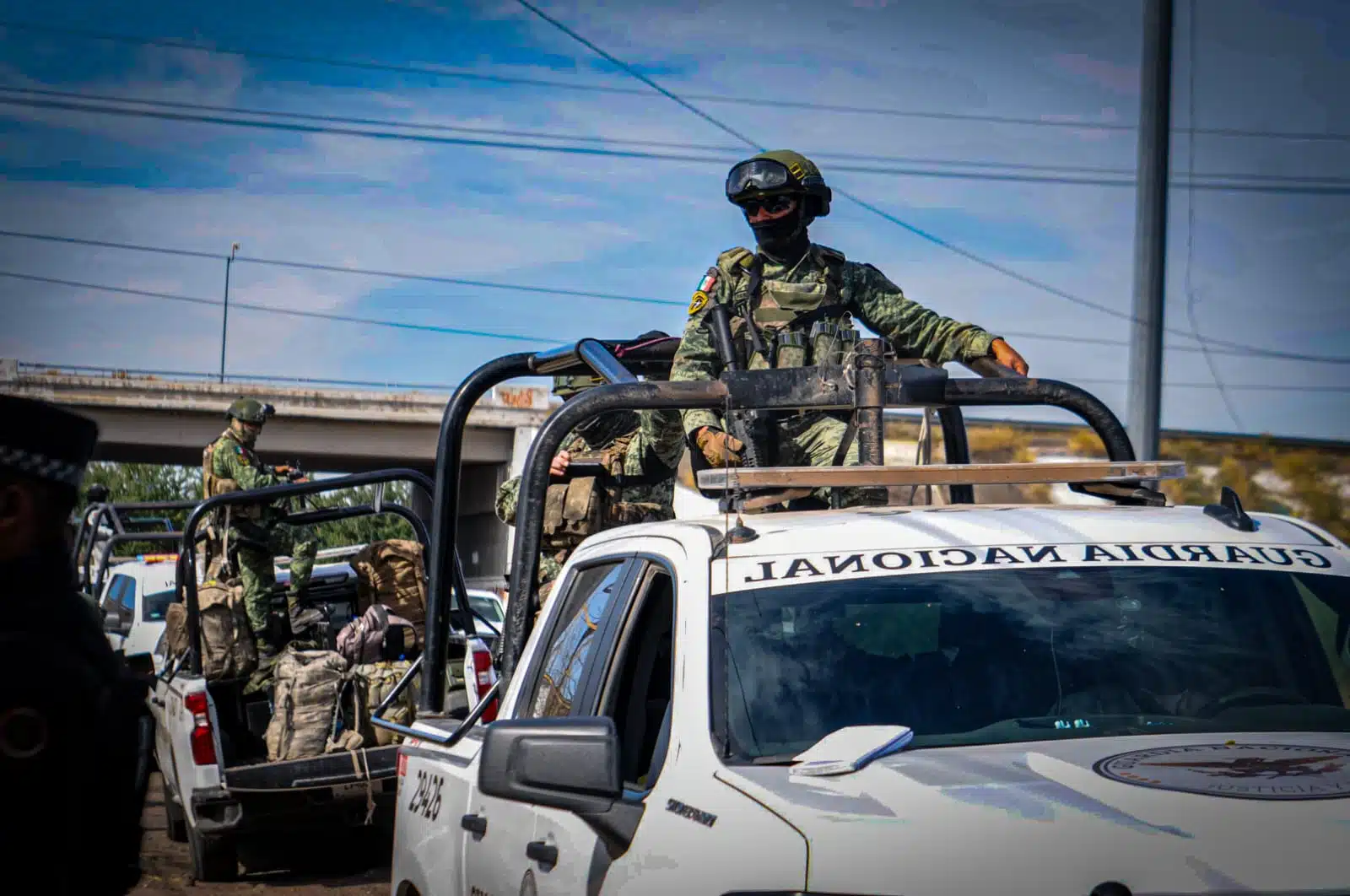 Decomisan armas, autos, equipo táctico y desmantelan laboratorio en Culiacán