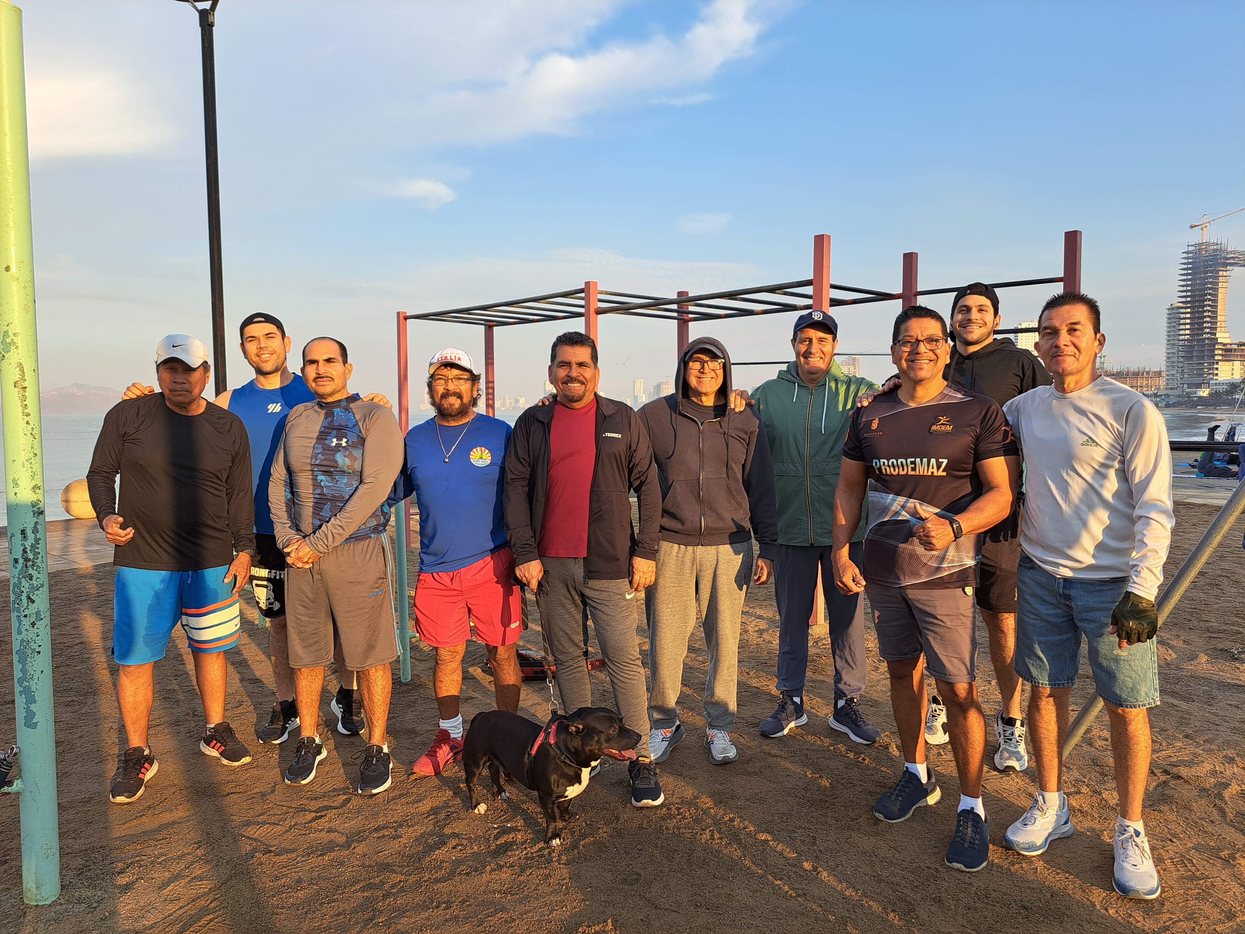 Deportistas que realizan sus actividades físicas diariamente en el malecón de Mazatlán.