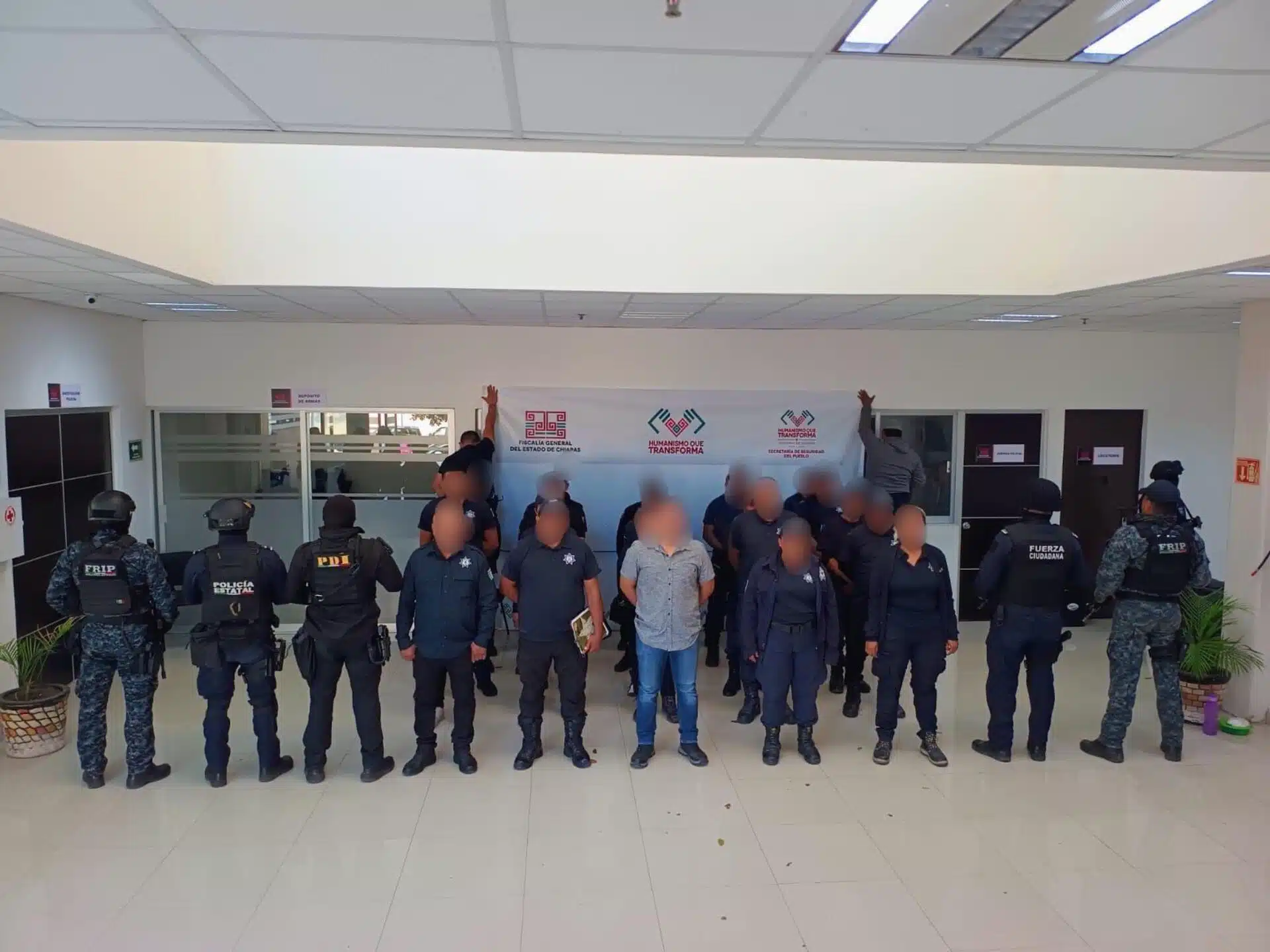 Desmantelan red de extorsión en Chiapas; 65 policías y 11 civiles detenidos