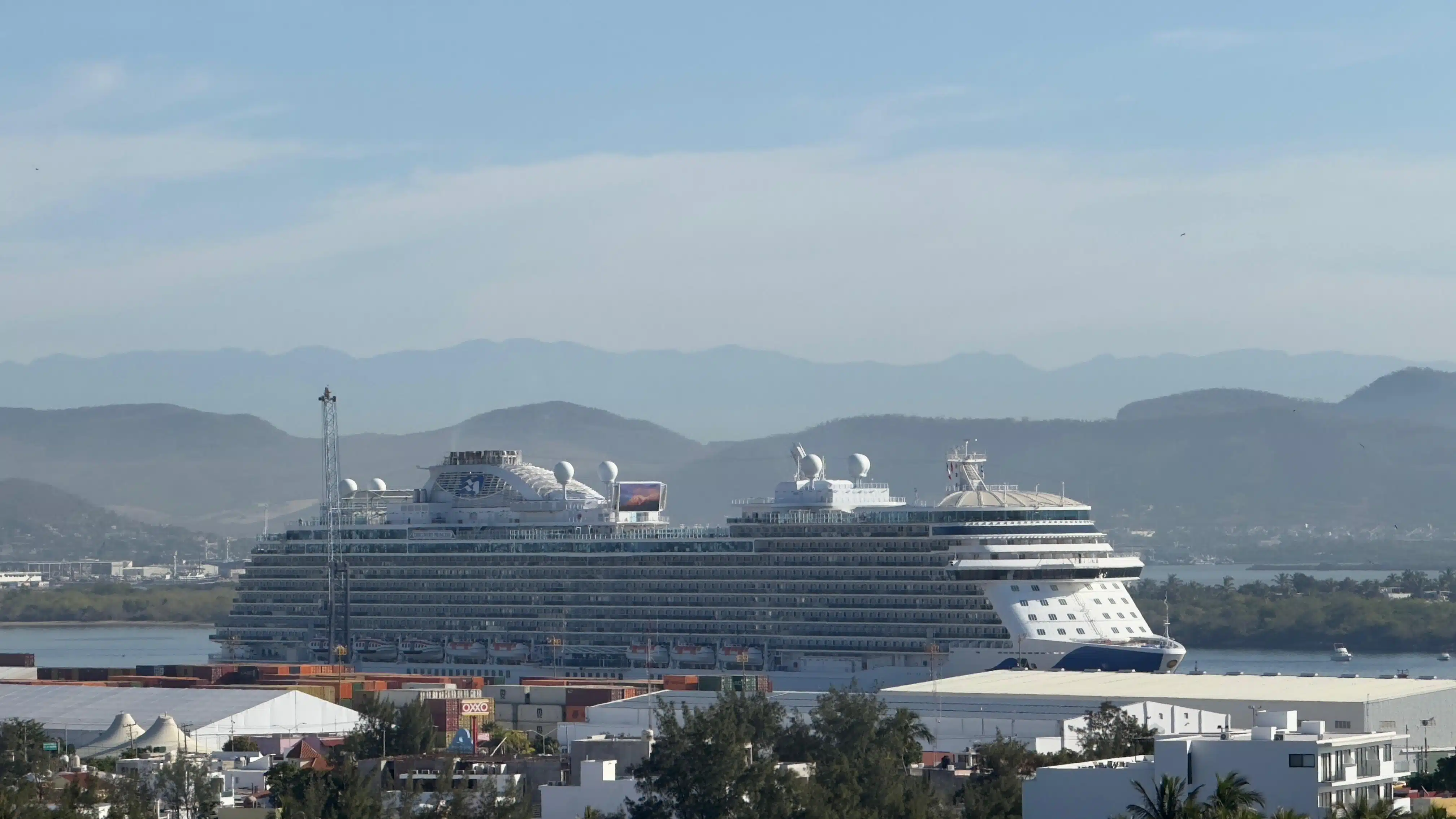 Crucero Discovery Princess arribando a Mazatlán.