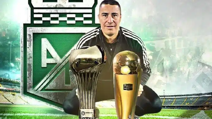 Efraín Juárez junto con sus copas de campeonatos