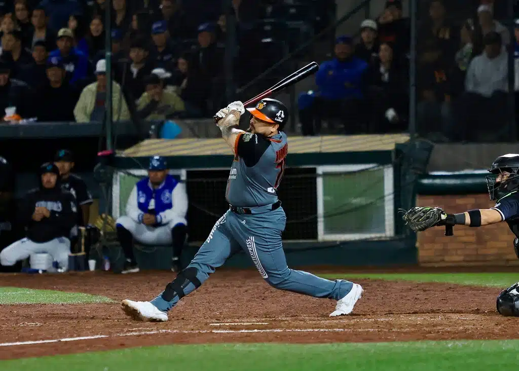 Emocionante victoria de los Naranjeros en extra innings para igualar la serie