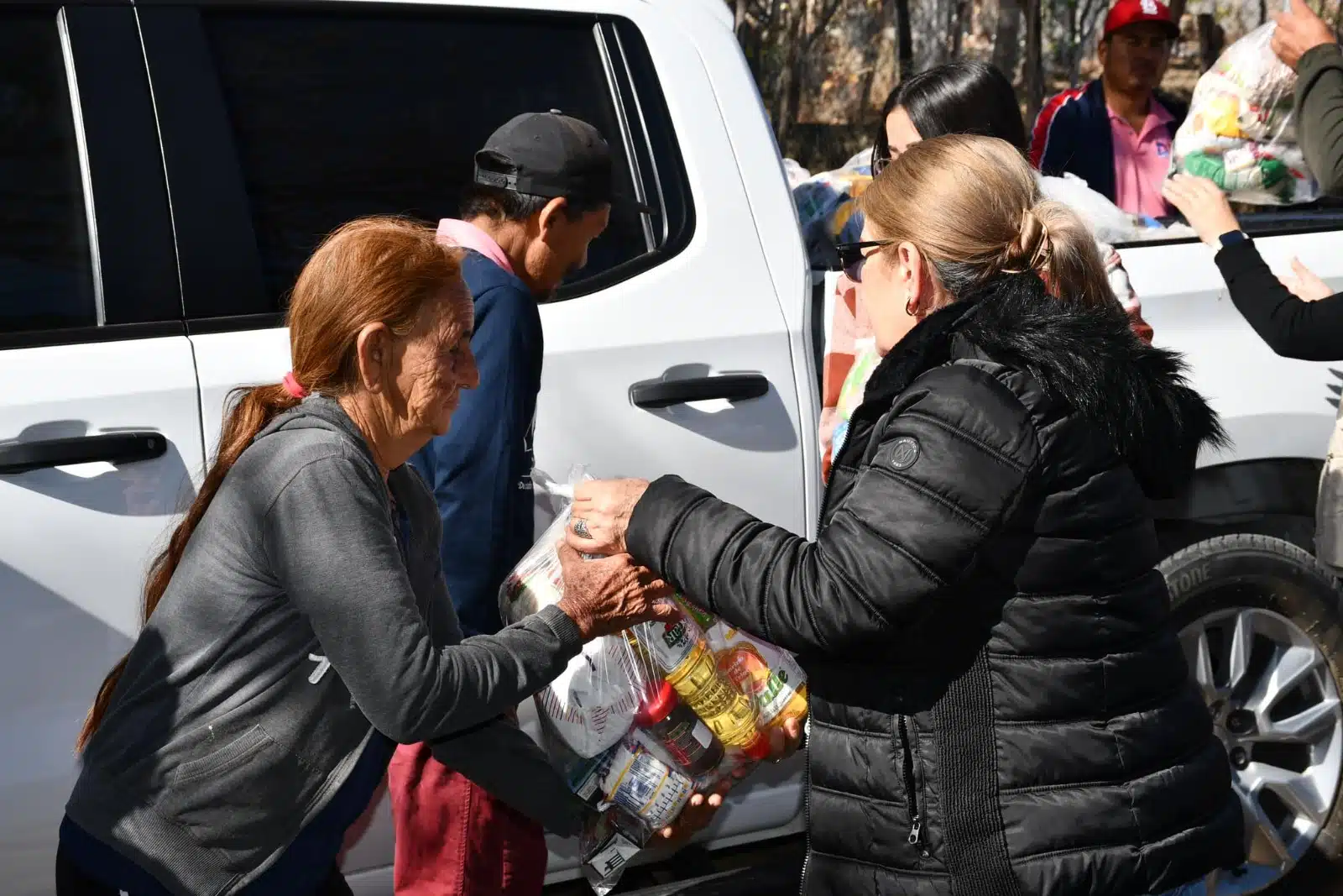 DIF Municipal entrega despensas alimentarias y ropas invernales a gente de comunidades de la sierra de Choix ante las bajas temperaturas 