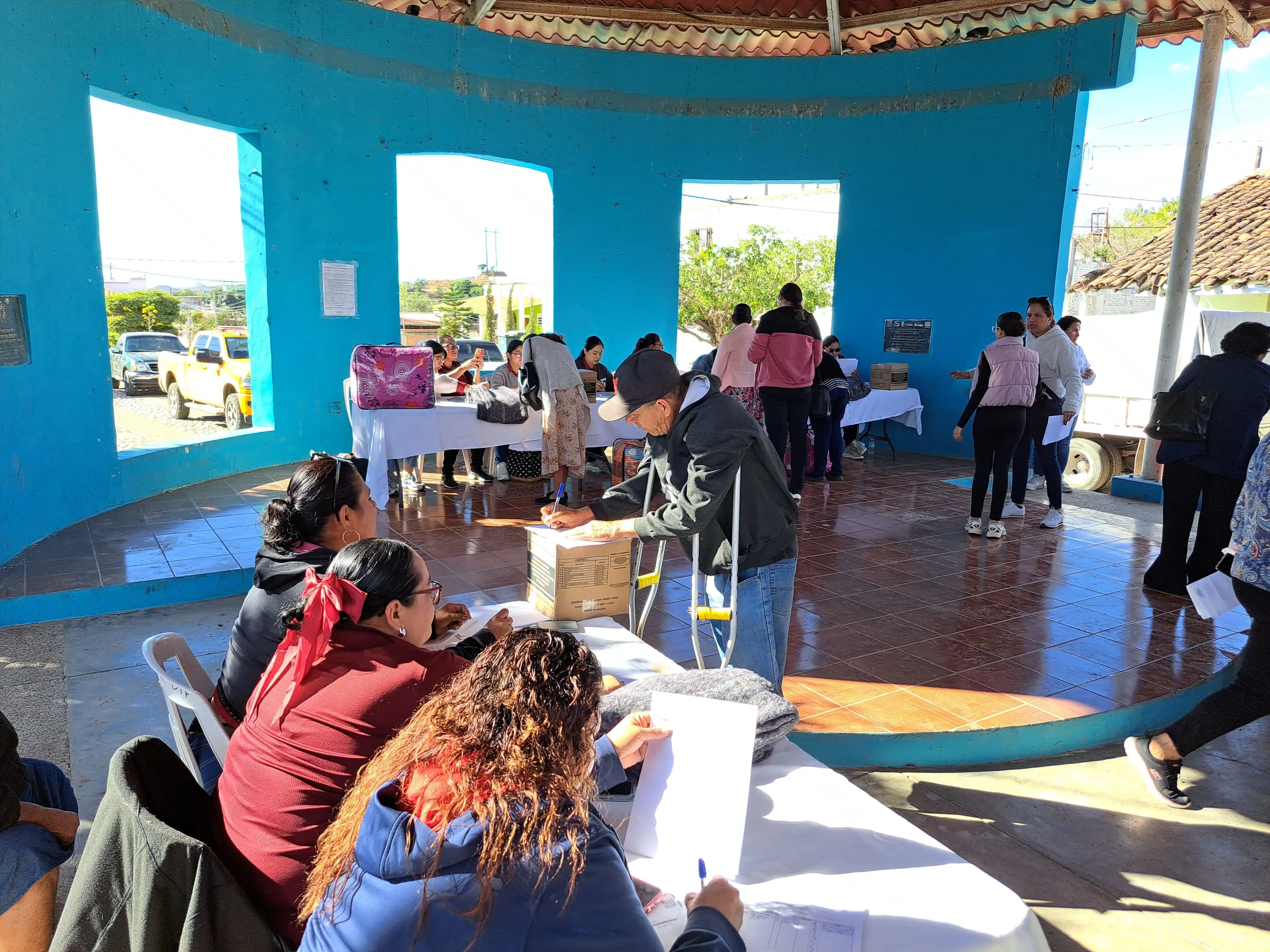 Entrega de apoyos invernales en El Habal Mazatlán