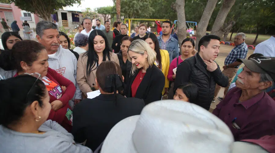 Alcaldesa de Mazatlán y vecinos del fraccionamiento San Fernando