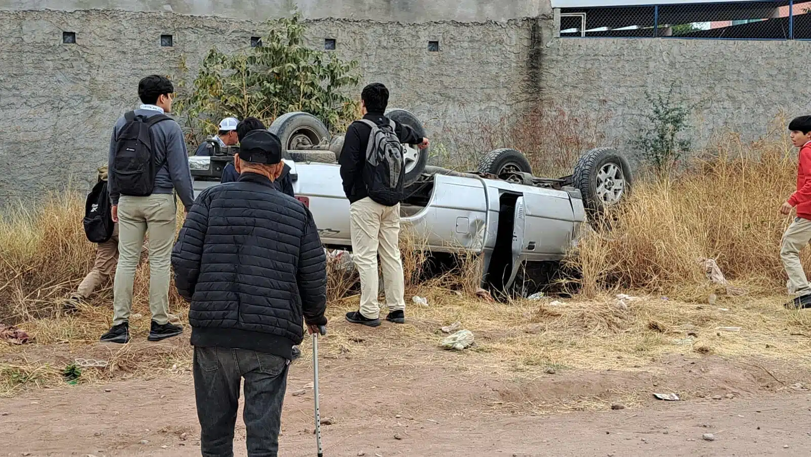 Estudiantes prepa vuelcan camioneta, Guamúchil