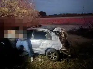 Fallece joven mujer al volcar en un vehículo por la carretera Escuinapa-Teacapan