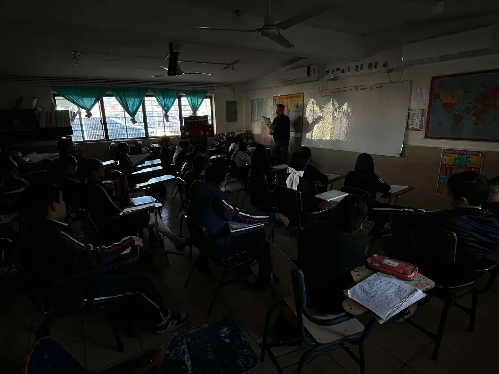 Falta de energía eléctrica en la primaria “Gabriel Leyva Solano” en la colonia Infonavit Macapule causa ausentismo de niños