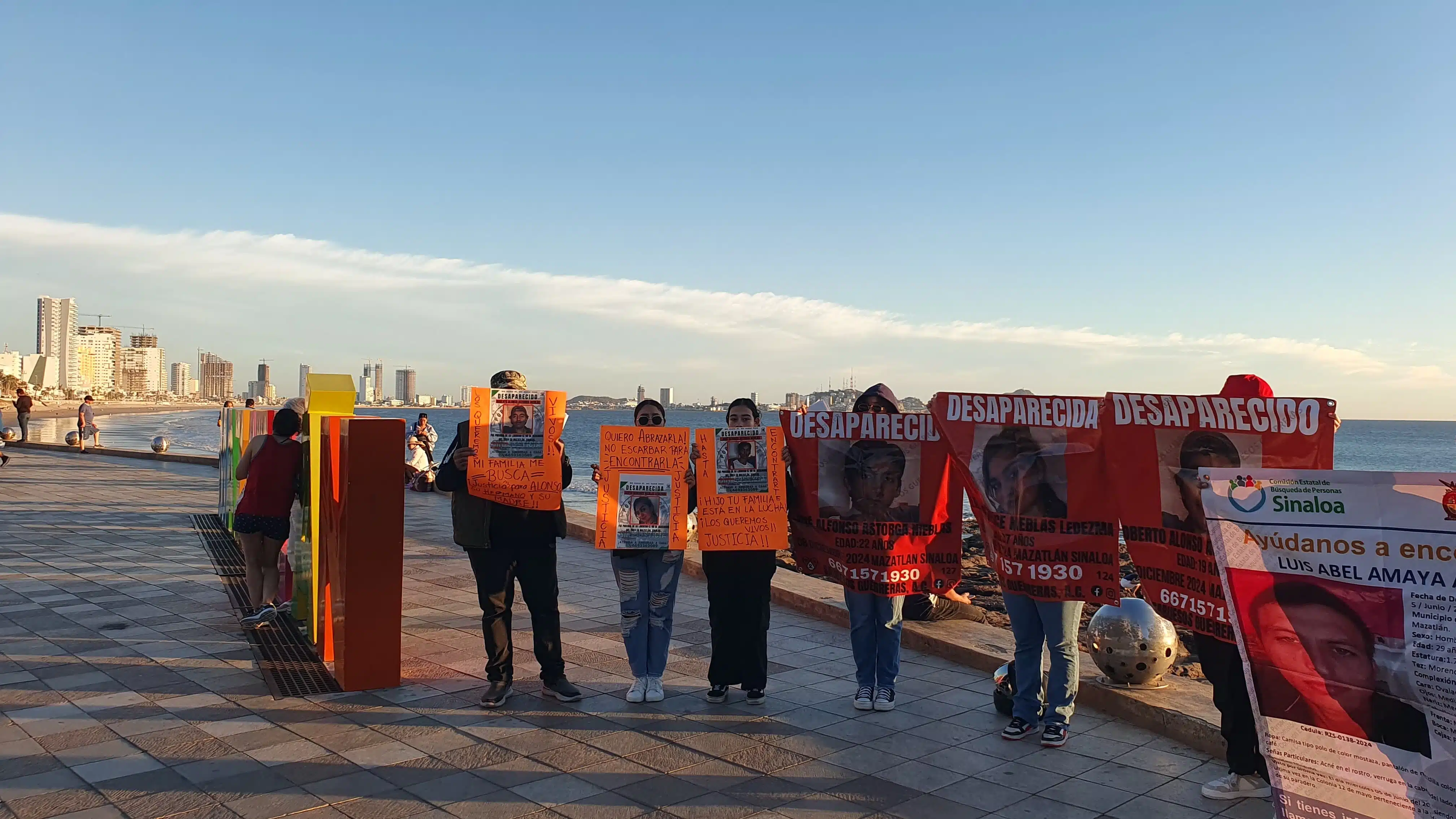 Familiares de personas desaparecidas realizando una manifestación pacífica en la avenida Del Mar, Mazatlán.