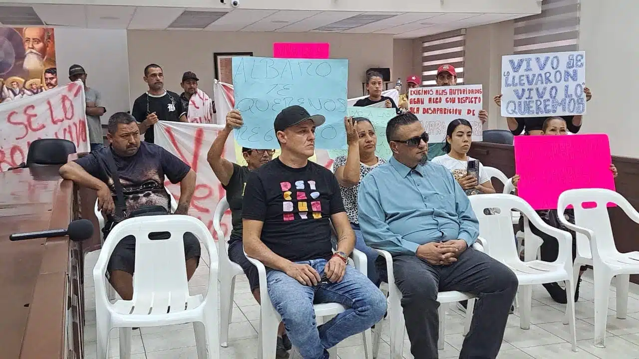 Familiares y amigos de Álvaro Andrés acuden al Palacio Municipal de Mazatlán para exigir que sea localizado