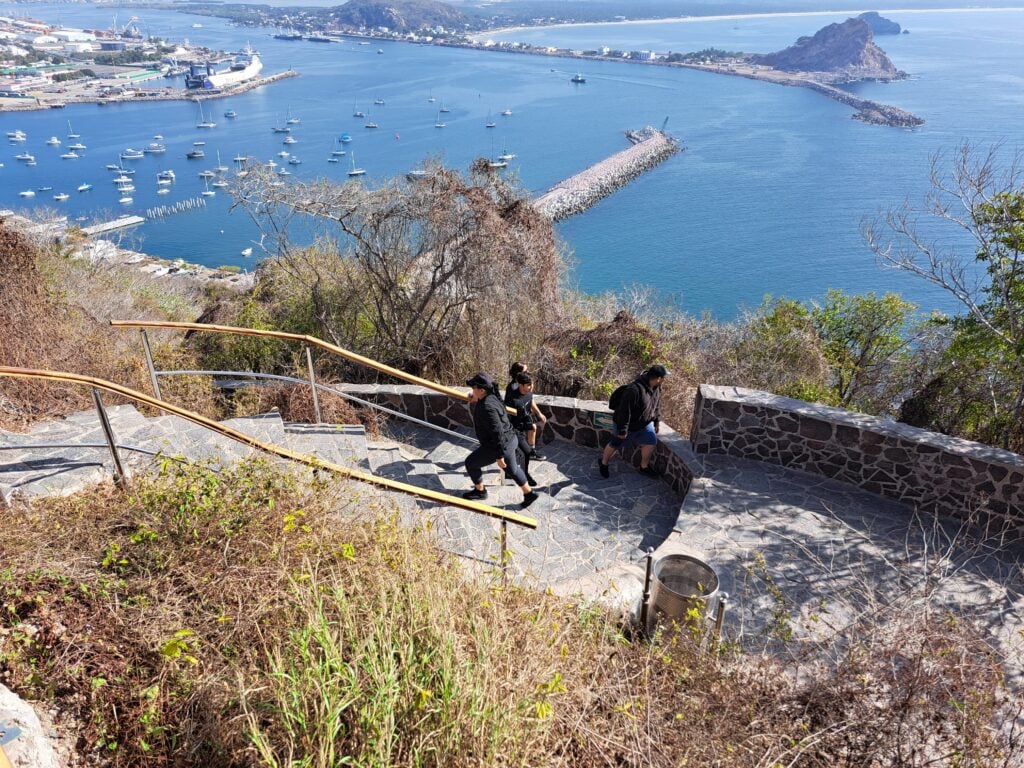 Visitante suben al Faro de Mazatlán