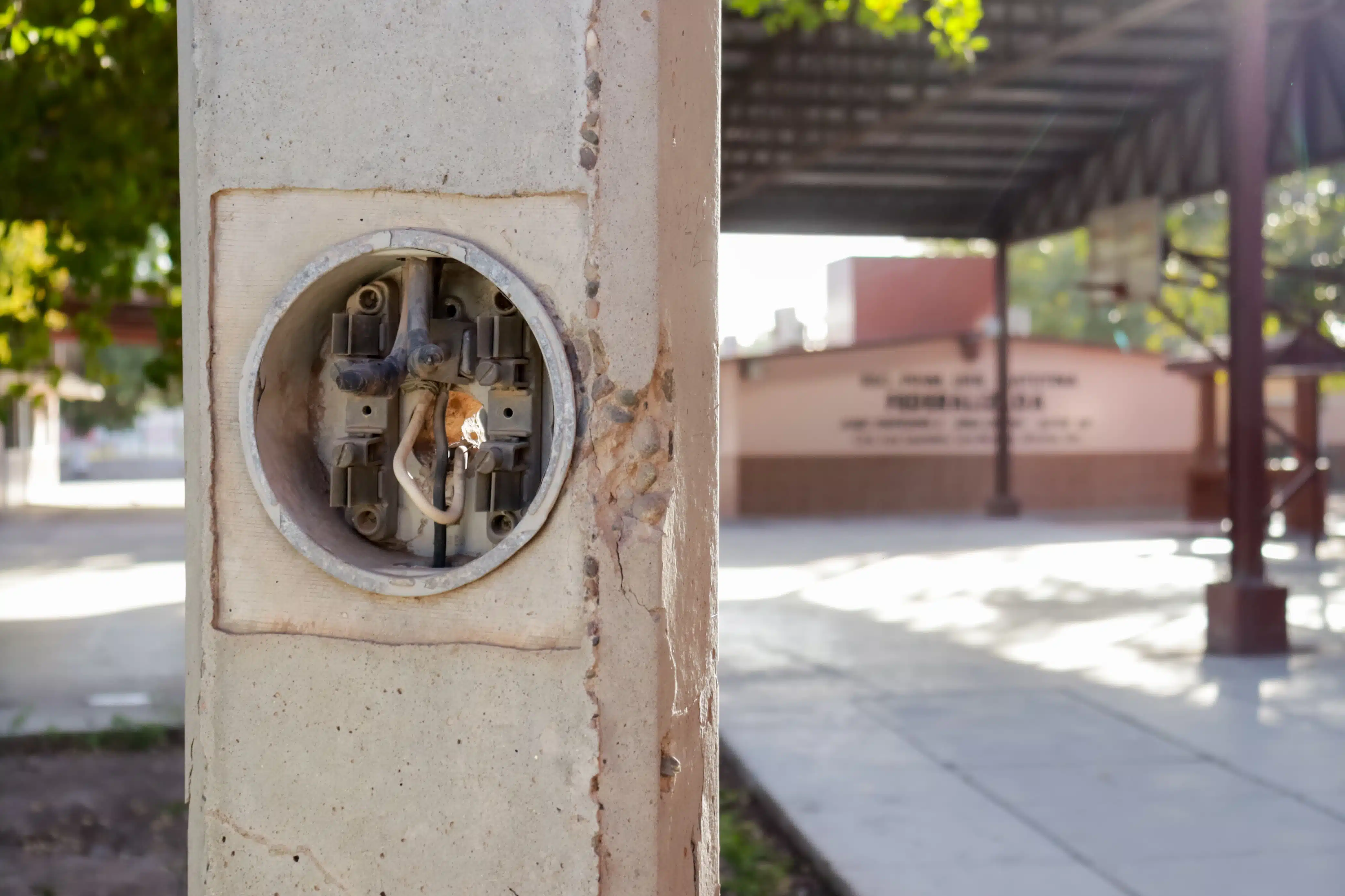 Escuela primaria Federalizada, en Los Mochis, sin medidor de luz.