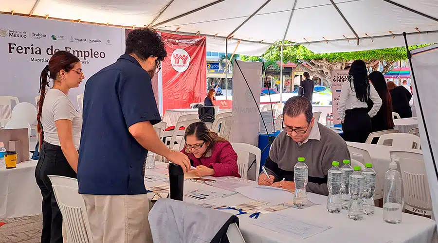 Personas asisten a la Feria del Empleo en Mazatlán