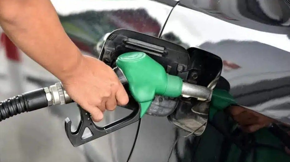 Una persona carga su automóvil de gasolina