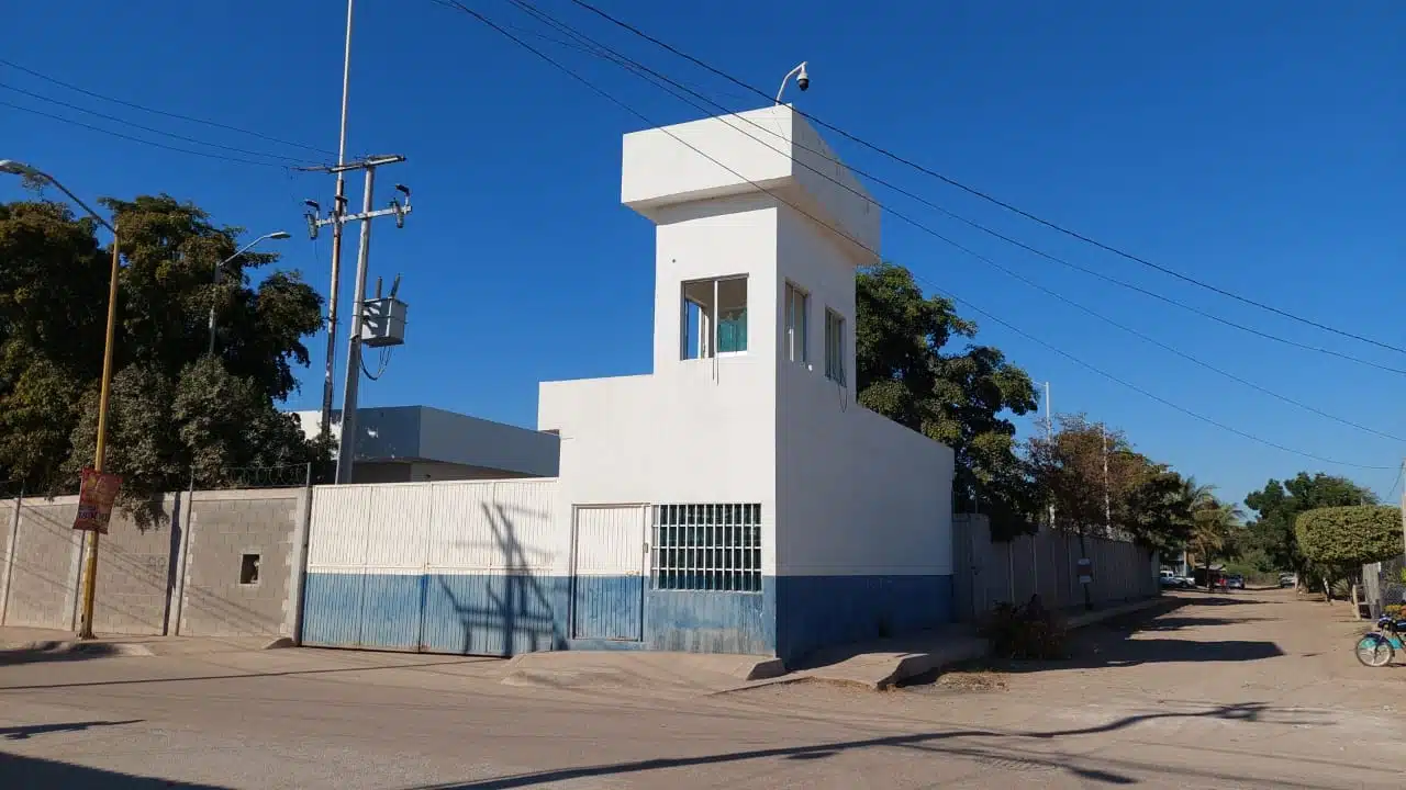 Gatilleros atacan a balazos base de la Policía Estatal Preventiva en Villa Juárez, Navolato