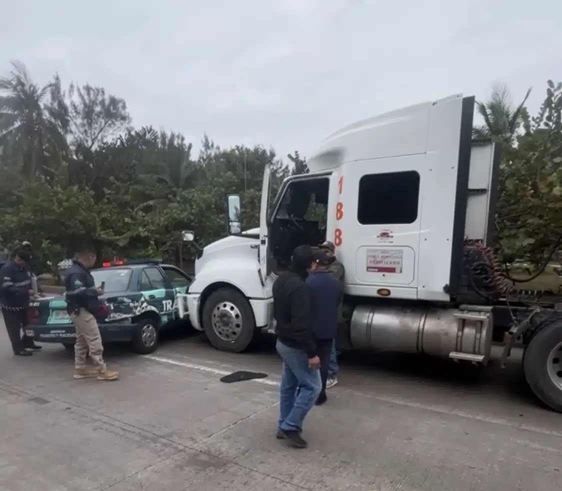 Tráiler arrastra patrulla de tránsito con oficiales abordo y no se detenía