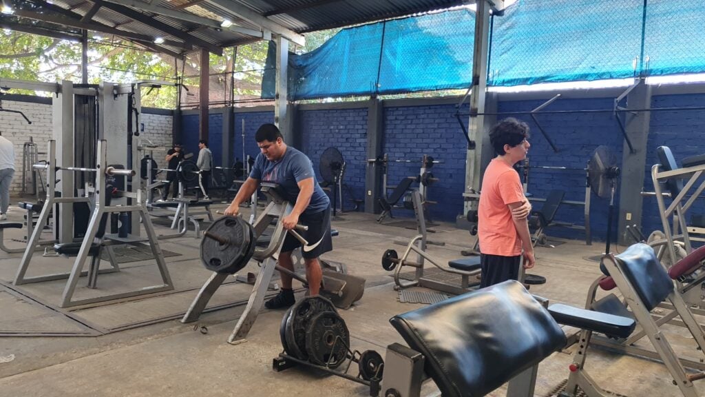 Dos hombres se ejercitan en un gimnasio de Mazatlán