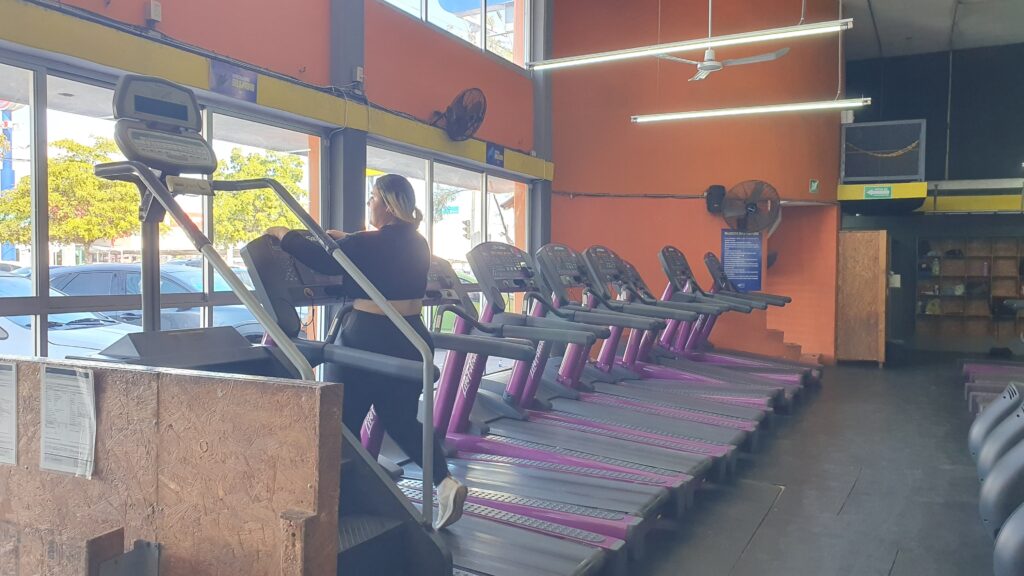 Una mujer en una caminadora de un gimnasio en Mazatlán