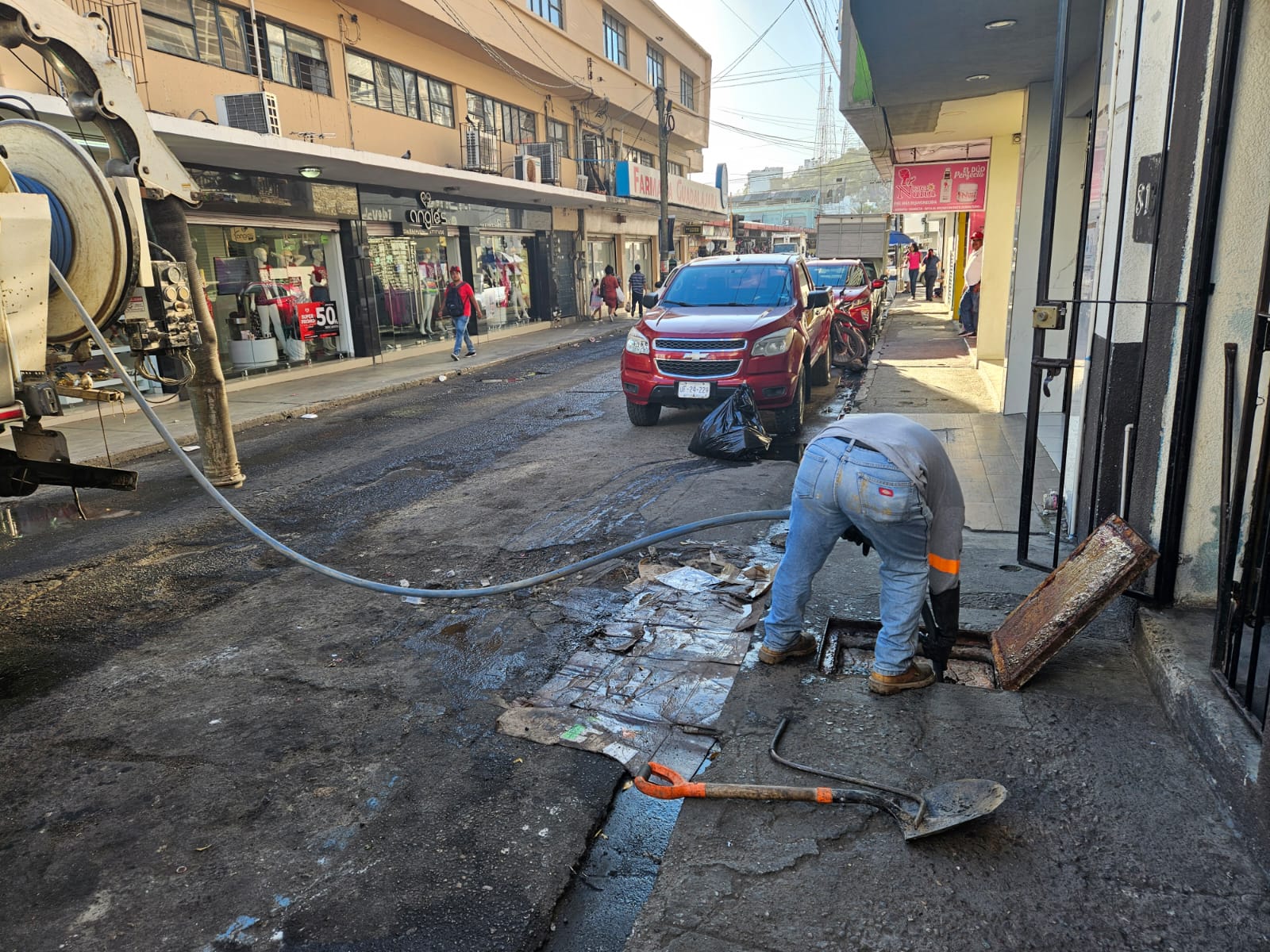 Gobierno de Mazatlán mantiene supervisión de trampas de grasas en el “Pino Suárez” y Centro Histórico