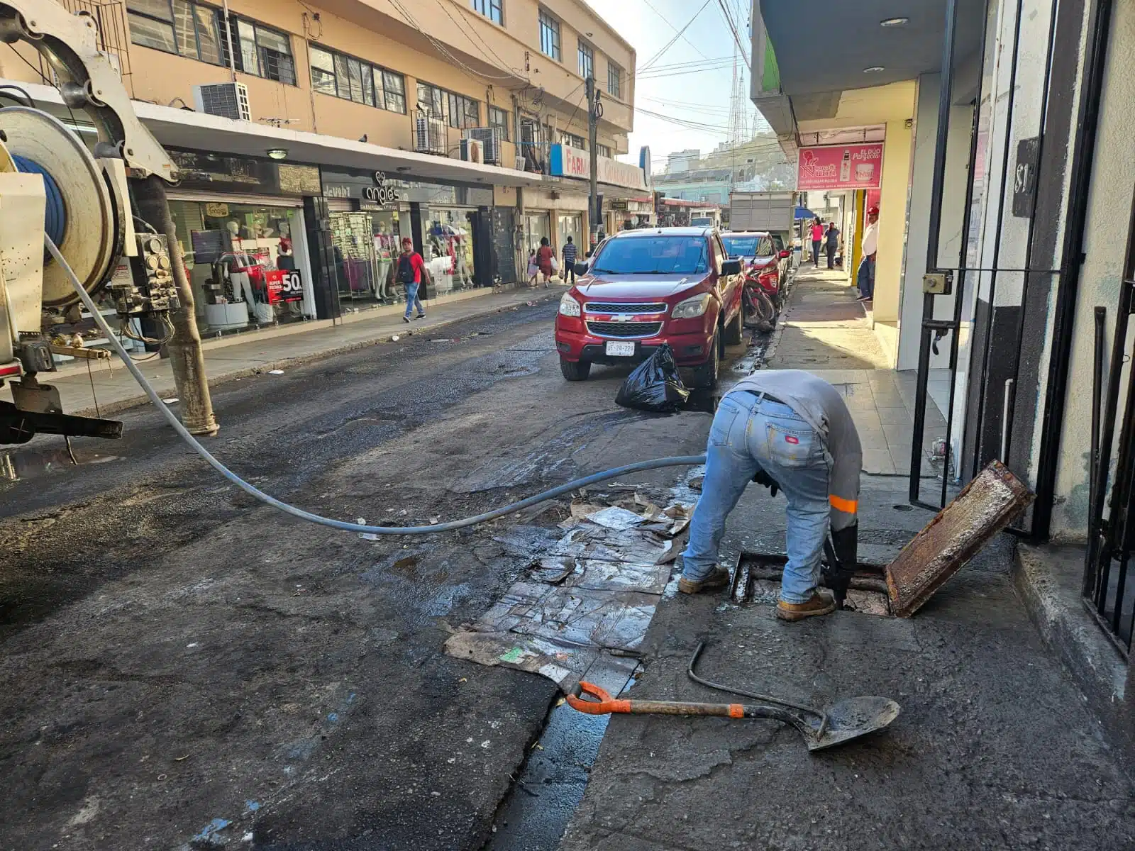 Gobierno de Mazatlán mantiene supervisión de trampas de grasas en el “Pino Suárez” y Centro Histórico