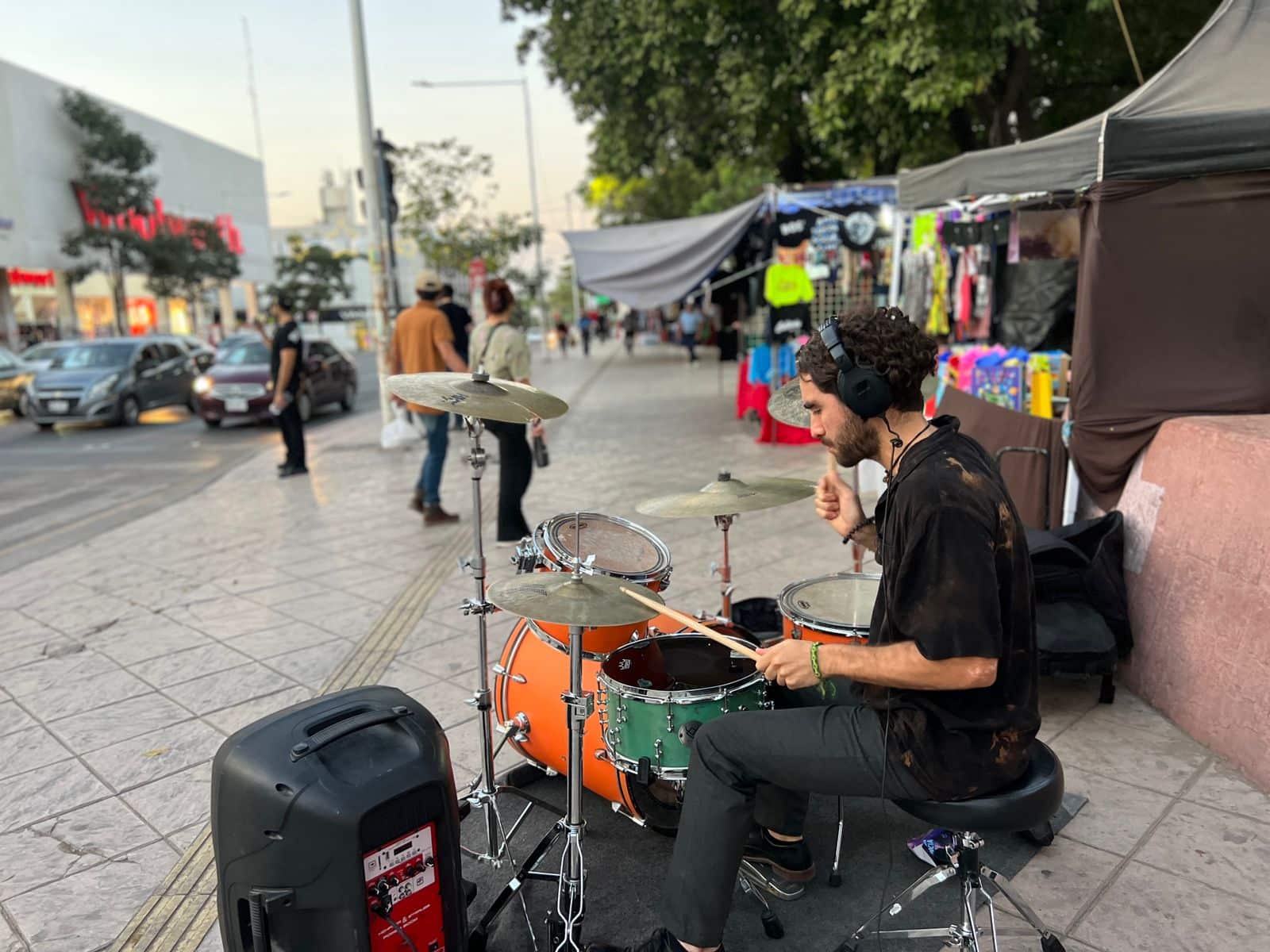 Henry Paredes, el baterista que rompe barreras y le da el toque de rock al Centro de Culiacán