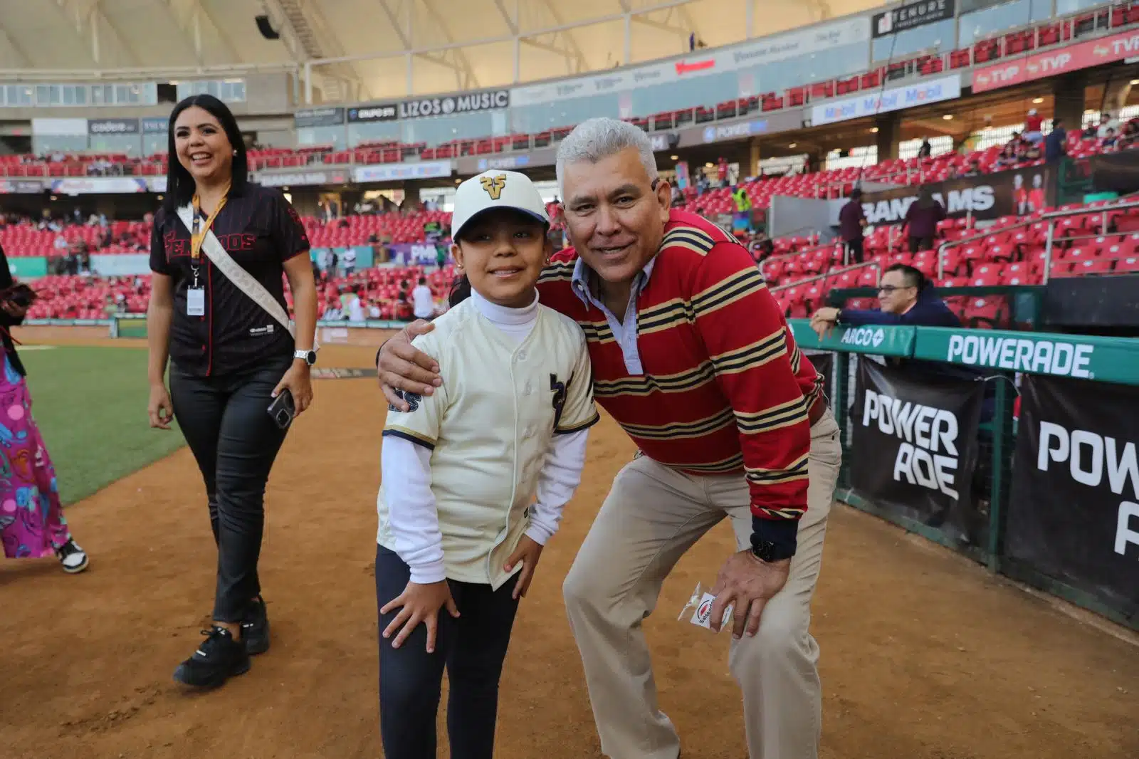 Hersa Corporativo y Ángela Salazar formaron parte del primer lanzamiento en el tercer juego de playoffs entre Venados y Tomateros.