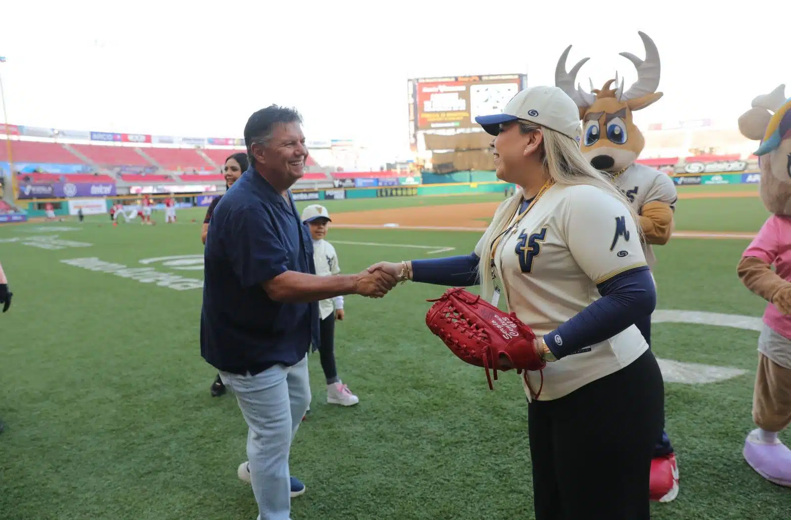 Hersa Corporativo y Ángela Salazar formaron parte del primer lanzamiento en el tercer juego de playoffs entre Venados y Tomateros.