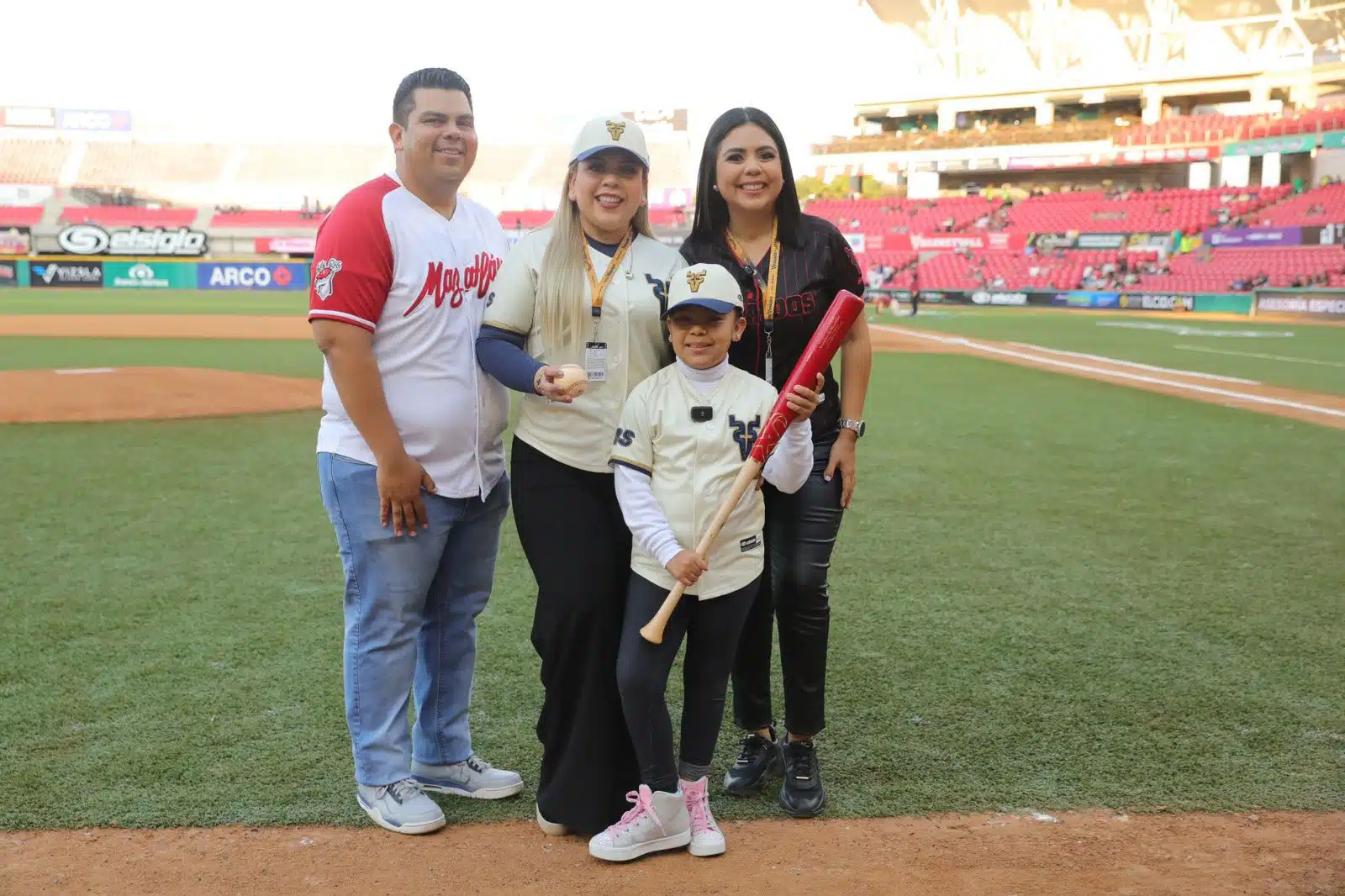 Hersa Corporativo y Ángela Salazar, candidata a Reina Infantil del Carnaval Internacional de Mazatlán 2025.