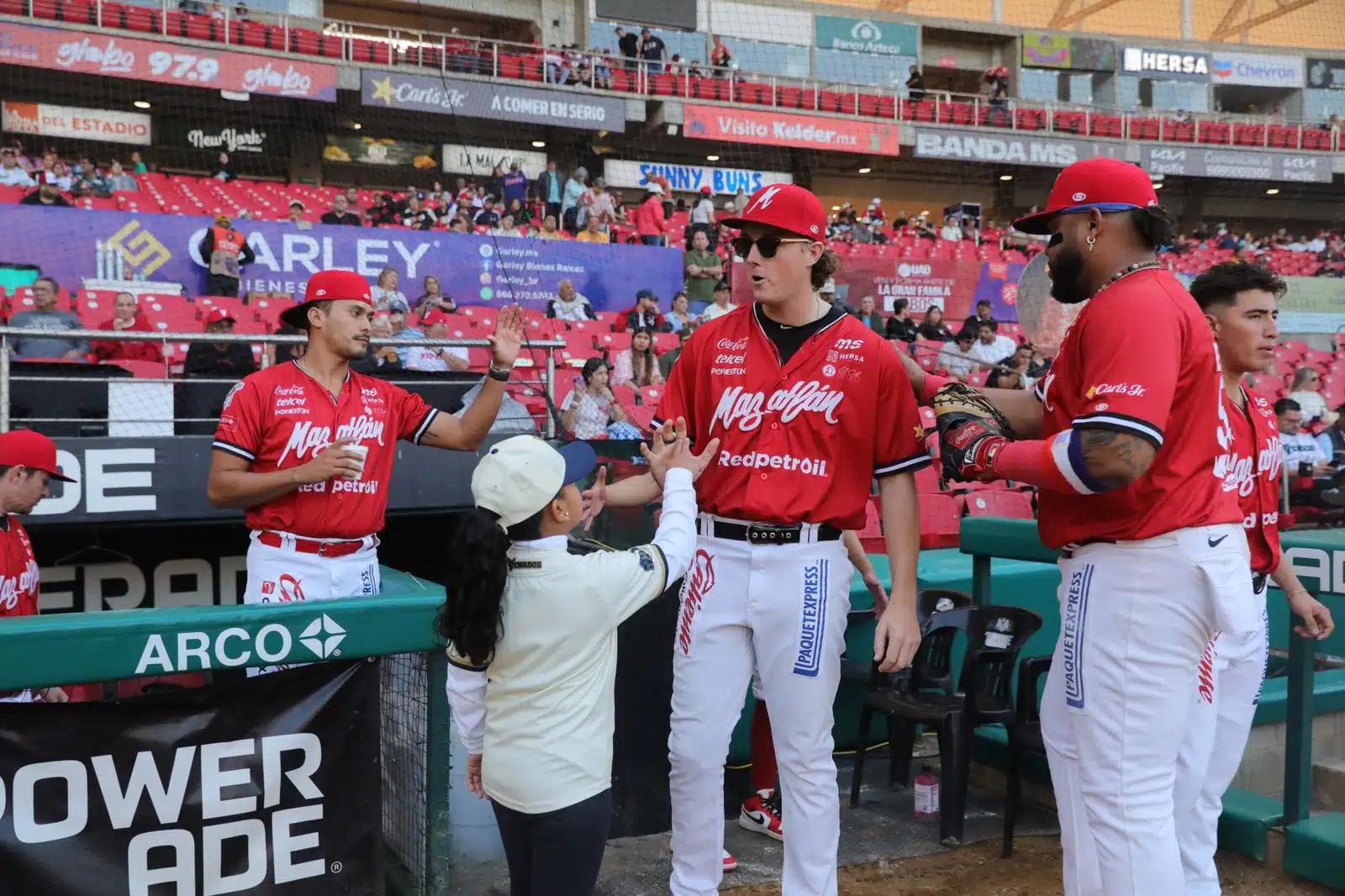 Hersa Corporativo y Ángela Salazar formaron parte del primer lanzamiento en el tercer juego de playoffs entre Venados y Tomateros.