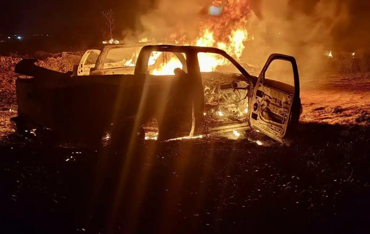 Hidalgo Tres vehículos huachicoleros arden en un campo de cultivo