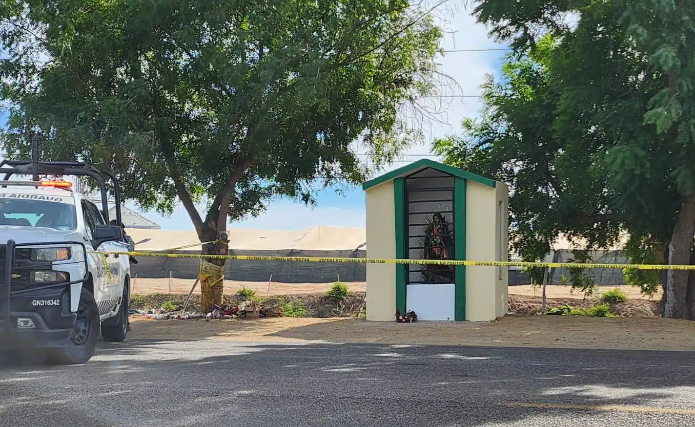 Elementos de la Guardia Nacional delimitan el área frente a una capilla de la Virgen con cina amarilla