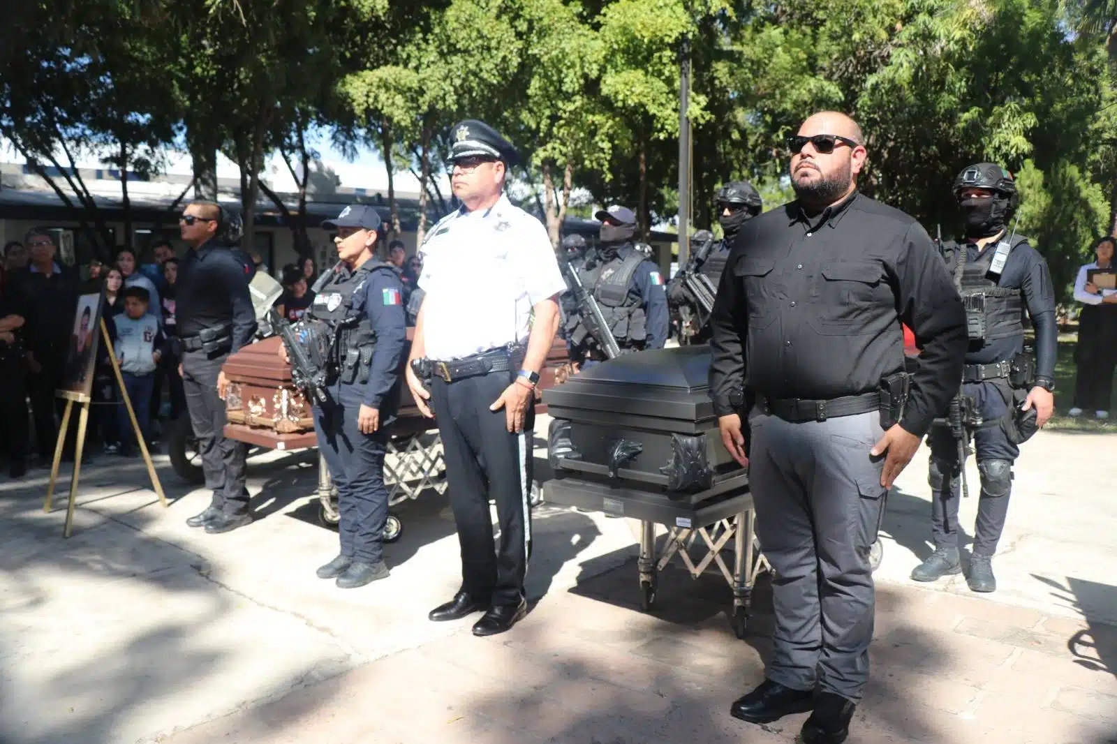 Elementos de la Secretaría de Seguridad Pública y Tránsito Municipal realizando un homenaje a los agentes privados de la vida, Jasiel e Isidro.