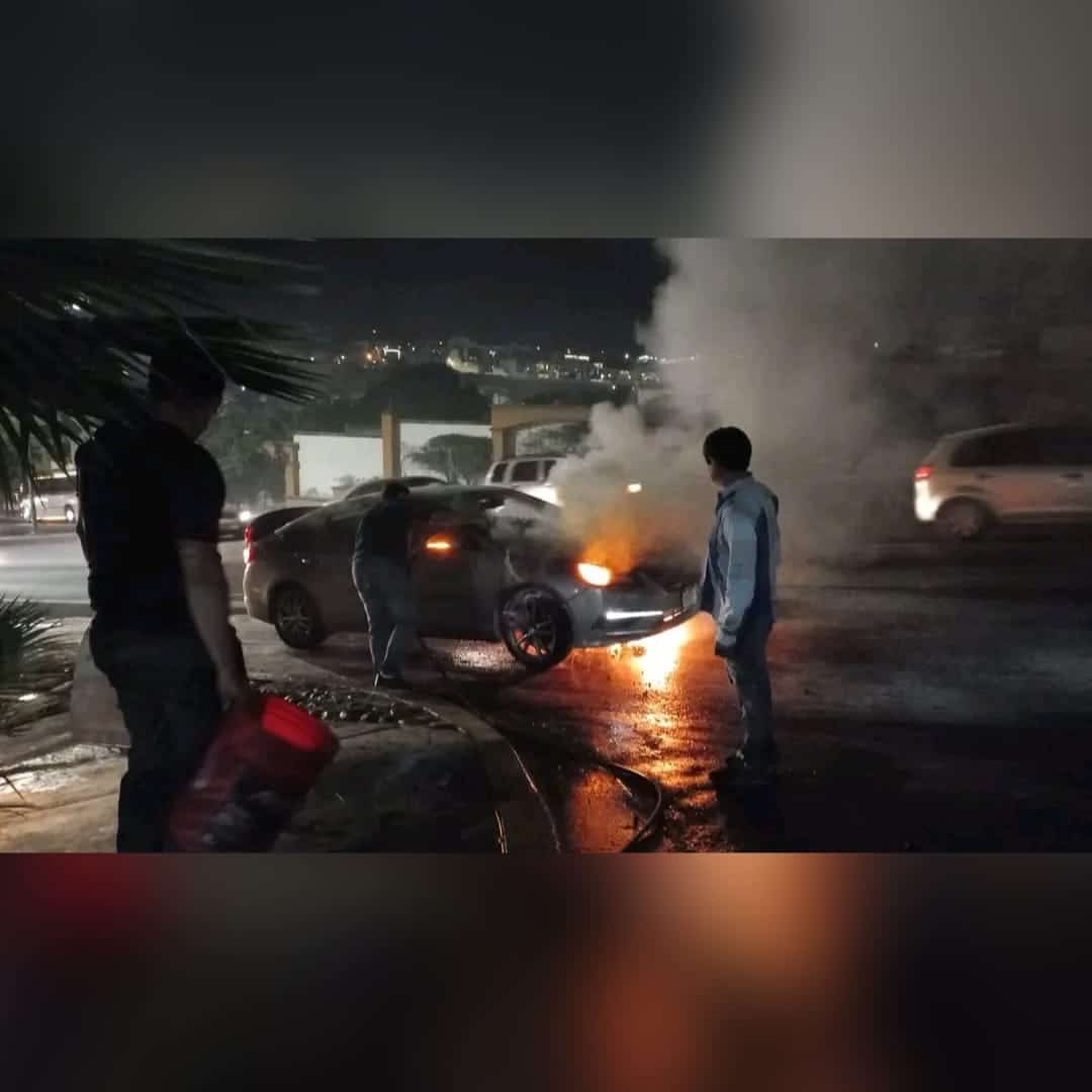 INCENDIO AUTO CULIACÁN MONTEBELLO (2)